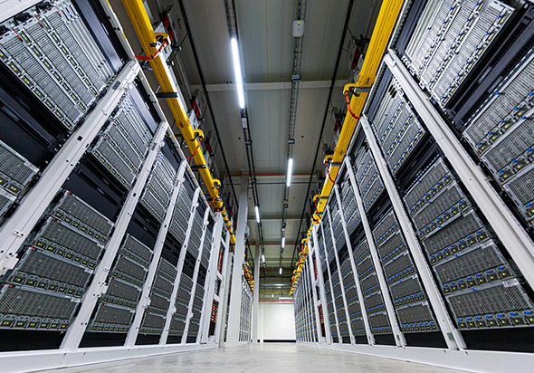 Microsoft_Servers inside a Microsoft datacenter deliver cloud _590x412